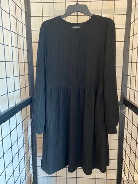 Black Long-Sleeve Pleated Sweater Dress by Olefan